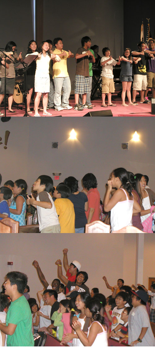 신나는 율동과 찬양으로 여름학교 종강의 아쉬움을 달래는 학생들.