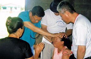 고칠 수 없는 병을 위해 하나님께 믿음으로 기도하고 있는 명광하 집사 ⓒKPM