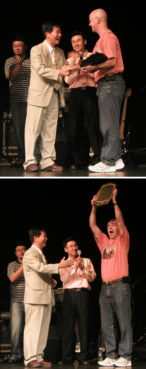  이번 집회에 장소와 물질을 아낌없이 제공해준 프리미러쳐치에 감사패를 전한 애틀랜타 한인교회 협의회 황영호 목사(왼쪽에서 두번째)와 김병호 목사(왼쪽에서 세번째)