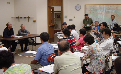 열띤 토론을 벌이는 선교사들