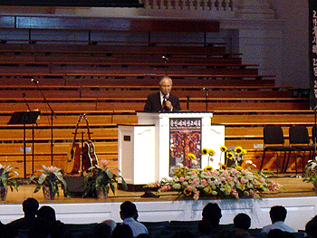 나성한인교회 김영진 목사가 새벽예배에서 설교를 전하고 있다.