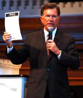 폴 에쉴맨 CCC 부총재가 미전도종족 자료를 보이고 있다.