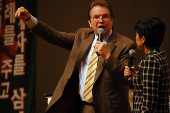 라인하르트 본케 목사가 열정적으로 메시지를 전하고 있다. ⓒ이화영 기자 