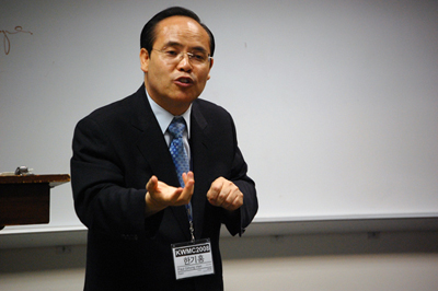 한기홍 목사가 선교의 비전을 이루는 요소에 관해 열변을 토하고 있다. 