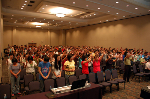 다함께 찬양하는 성도들.