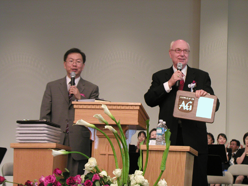 죠지 우드 목사에게 감사패를 받은 허연행 협동목사. 