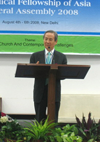 EFA 회장 김상복 목사가 총회에서 개회연설을 전하고 있다. ⓒ인도 크리스천투데이 