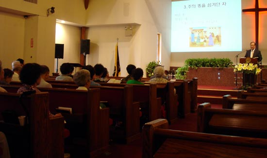 정춘석 목사가 설교하고 있다.