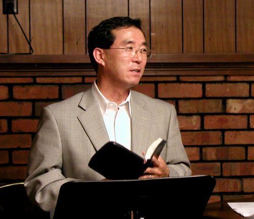 평신도 리더로서 영적전쟁에서 승리할 것을 당부하는 최봉수 담임목사