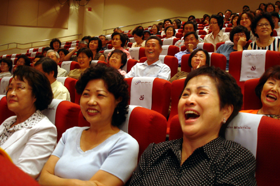 즐겁게 말씀을 듣고 있는 교인들