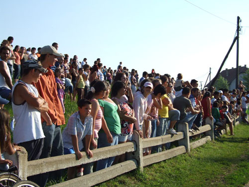 헝가리의 티사카라드(Tiszakzrad)의 마을 축제에 헝가리 백인, 집시 주민들이 함께 나와서 구경하는 모습. 