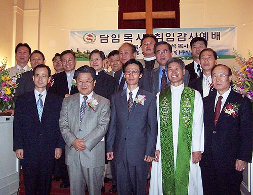 앞줄 왼쪽에서 두번째가 원로목사 박성모 목사