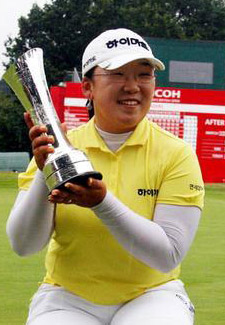 세계 최고 권위의 브리티시 오픈에서 우승컵을 들어올린 여자 프로골퍼 신지애. ⓒ연합뉴스