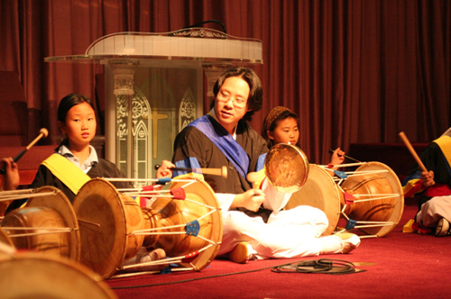 사물놀이로 한국 전통의 정신을 심어준다.