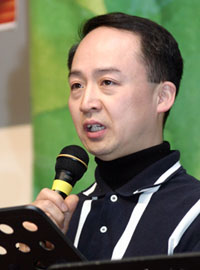 울보 선생 최관하씨가 아버지학교에서 간증하며 울먹이고 있다ⓒ사진/송경호 기자