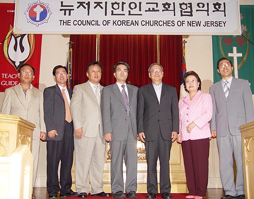 왼쪽에서 네 번째가 신임회장으로 선출된 박찬순 목사