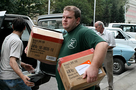 월드비전은 피난민들에게 통조림과 생활필수품을 배분하고 있다 