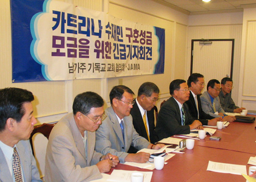 4개 단체 관계자들이 기자회견에서 발언하고 있다