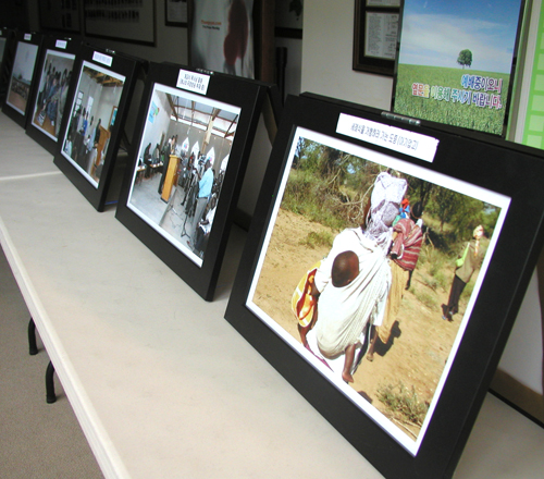 케냐 선교 현장을 담은 다양한 사진이 본당 앞에서 전시되고 있다. 