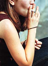 날씬한 몸매를 유지하기 위해 흡연하는 여성이 증가하고 있다.