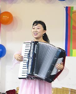 추석맞이 경로잔치에서 연주하고 있는 마영애 단장