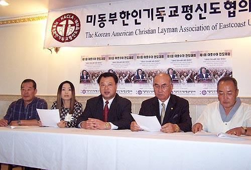 평신도협의 입장을 밝히고 있는 한창연 의장(왼쪽에서 세번째)