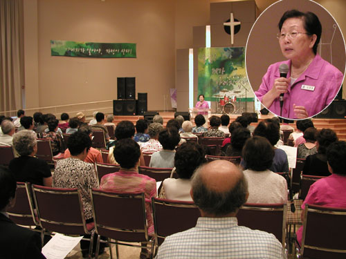 실버대학 개강예배에서 말씀을 전하는 김귀중 목사. 