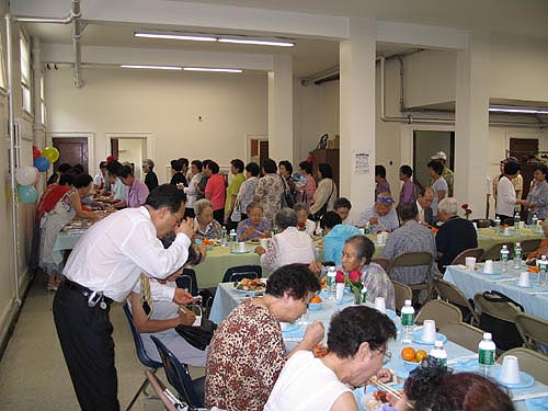 노인들을 정성껏 섬기고 있는 김영환 목사(맨 왼쪽)