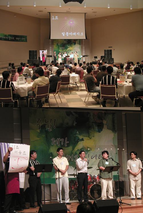 참된 아버지상을 찾기 위해 모인 아버지들(위), 어색함도 잠시, 각 조원들이 조 이름과 구호, 포스터를 발표하고 있다.(아래)