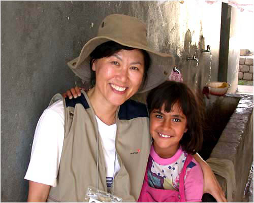 한비야는 강자가 약자를 돌보는 세상을 만들기 위해 직접 구호를 다니며 경험한 일들을 책으로 펴냈다.