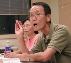 화요일 반을 인도하고 있는 송휘석 장로