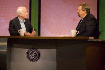 매케인 후보가 시민포럼에서 릭 워렌 목사의 질문에 답하던 모습. ⓒ크리스천포스트 제공