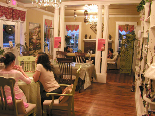 유빌라떼를 찾은 고객들이 담소를 나누며 빈민촌 어린이 돕기에도 동참하고 있다. 