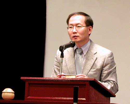 초대교회 정윤영 담임목사가 강사를 소개하고 있다.