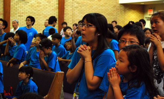 발표회에 앞서 어린이들이 두 손을 모으고 기도문을 읽고 있다.
