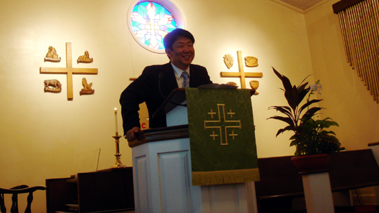 이날 이한식 목사는 설교를 통해 '구제'를 강조했다.