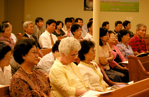 강의에 집중하고 있는 참석자들