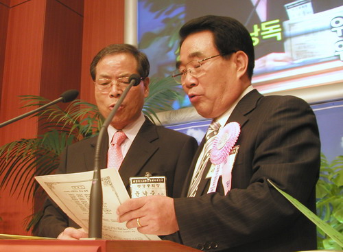 개혁 윤낙중 증경총회장과 합동 이재영 총무가 합동선언문을 함께 낭독하고 있다.