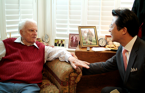 빌리 그래함 목사가 오정현 목사를 만나 한국교회를 향한 메시지를 전하고 있다. ⓒ 사랑의교회 제공 