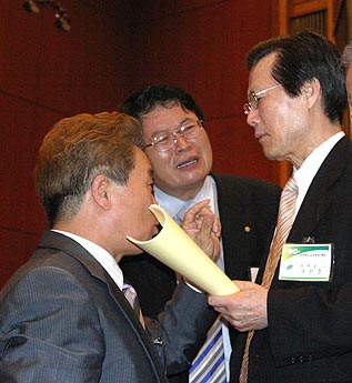 옥한흠 목사(맨 오른쪽)와 박충규 목사(가운데)