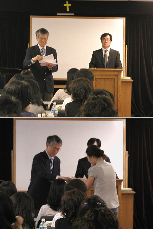 장학금 수여식을 진행하는 김영환 박사(좌)와 김창환 박사(우). 