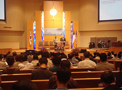 랄프 네이버 박사(우)와 통역하고 있는 문정선 목사(좌)/ⓒ안태호 목사 제공