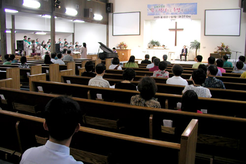 성령을 사모하며 참석한 성도들.