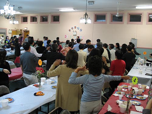 식사를 마치고 친교시간을 갖고 있는 트레스디아스