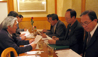 장로협 회장단이 장로협의 사업계획에 관해 논의하고 있다