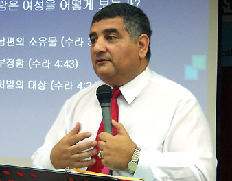 카멜 히샴 박사는 무슬림들을 전도할 때 대화를 주로 사용하되, 성령의 능력에 의지할 것을 당부했다.