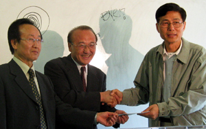 김영일 목사에게 후원금을 전달하는 동양선교교회 황재륭 목사와 정만혁 장로.