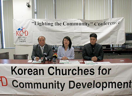 기자회견을 갖고 있는 남가주목사협윤석평 목사, KCCD임혜빈 회장, KCCD김진우 사무국장