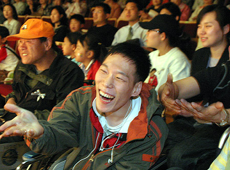 장애인을 위한 교회 행사에서 찬양을 부르고 있는 장애인들