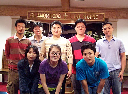 꿈과 사랑의 교회 찬양팀(윗줄 왼쪽에서 세 번째가 담임 이승렬 목사)